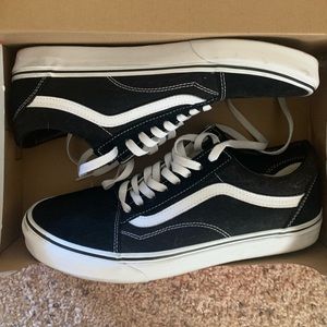 Vans Old Skool Black & White in Men’s 10.5/Women’s 12